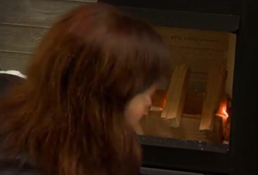 1530254363696596hHVn.jpg 壁爐如何點(diǎn)火?平客壁爐告訴你方法.jpg