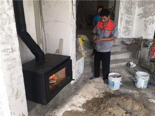 壁爐煙囪走廚房煙道,不符合安裝規(guī)范.jpg 壁爐煙囪走廚房煙道,不符合安裝規(guī)范.jpg