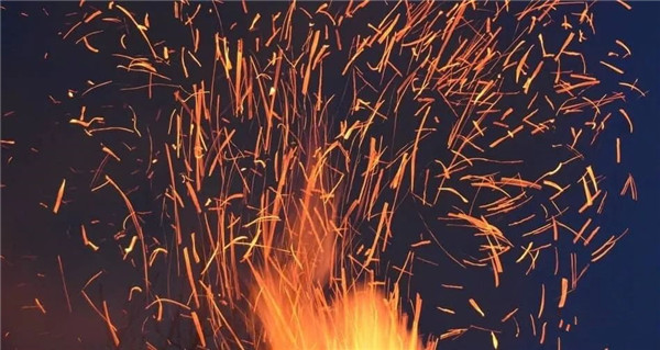 煙囪失火噴出的火焰.jpg 煙囪失火噴出的火焰.jpg