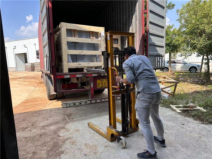 英國ESSE進(jìn)口壁爐抵達(dá)平客壁爐南京倉儲(chǔ)中心.jpg