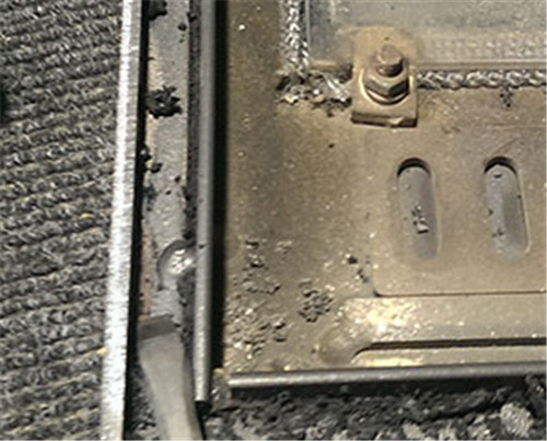 15117627912370489O25.jpg 用鋼刷把凹槽清理干凈.jpg